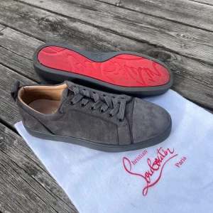 Christian Louboutin skor  - Säljer mina Christian Louboutin skor då de inte kommer till användning längre. Osäker om dem är äkta då jag fick dem som present. Väldigt bra skick och inga defekter. Skriv privat om bilder eller frågor. 💕