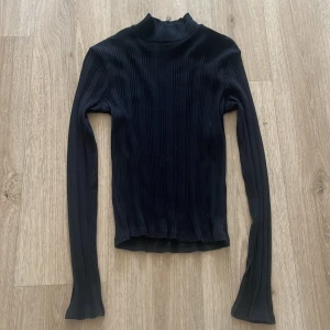 Tröja med krage  - Tröja med polokrage från Gina Tricot storlek S 