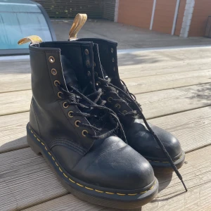 Veganska doc martens - Veganska doc martens som tyvärr inte kommer till användning. Knappt använda och är i bra skick utom några få repor fram på skon (finns bild). Ny pris 2100 kr  Modell: 1460 veganska snörkängor i storlek 41 ✨✨ Skitsnygga och passar till allt!
