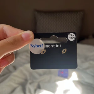 Guldörhängen från Montini - Säljer ett par snygga guldörhängen från Montini. De är små och eleganta, perfekta för både vardag och fest. Nyhet och prisvärda för endast 59 kr!