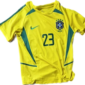 2000s Brazil Fotbolls T shirt - 2001 Brazil T shirt fotbollslag med #23 Kaka perfekt kondition