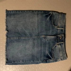 Jeanskjol - Jättefin töjbar jeanskjol, nästan oanvänd💓skriv för fler bilder