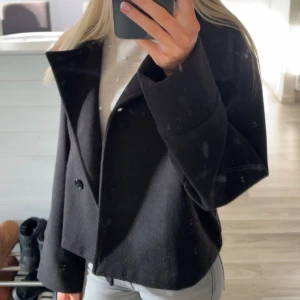 Svart kappa - Kort svart kappa som ej kommer användas i höst💕 jättebra skick, nypris 600kr