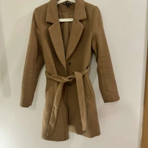 Beige kappa - Köptes från hm för 500kr Inga skador eller defekter  Knappt använd  Storlek S