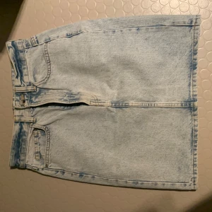 Jeans kjol - Jeans kjol i nyskick! Skriv för fler bilder💗