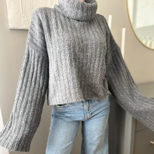 Gina Tricot Tjock stickad tröja mörkgrå - Mysig stor stickad tröja. Varm och fin. Turtleneck och långa ärmar. Perfa för höst-garderoben!🍁🍂