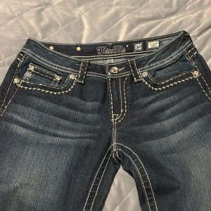 Miss me jeans - Intressekoll på dessa fantastiskt snygga jeansen från Miss me. De är i storlek 30 och passar mig bra som annars har 36/38. Skriv PM vid frågor. Aldrig använda, endast testade🩷Obs, pris kan diskuteras vid snabb affär😋