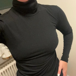 Polo - En svart polotröja. Använd men inga skavanker