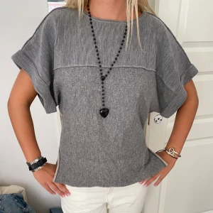 Stickad tröja - Så söt lite finare stickad tröja! Jättenajs att både ha i skolan eller klä upp❤️❤️as skön verkligen också!!