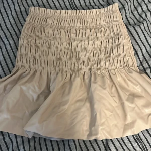 Gina kjol - Jätte gullig Gina kjol i skinn🥰💕💕 storlek xs men jätte stretchig❤️