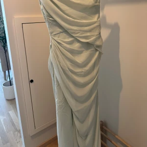 Klänning - Ljusgrön Maxi festklänning 🥰 Helt ny, aldrig använd  XXS / 32: Lite större i storleken (passar som en XS)