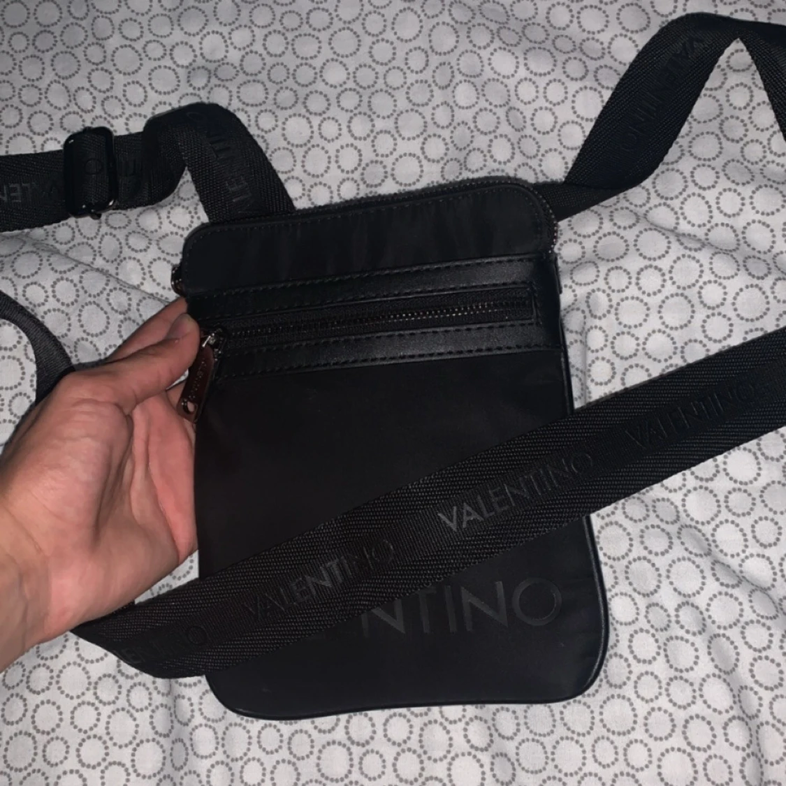 En ”VALENTINO” axelväska  - 90