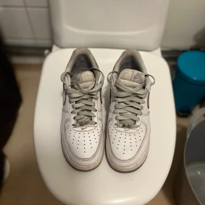 Nike airforce 1 - Hej säljer mina Nike airforce 1 jag köpte dem i maj för 1300 kr och nu säljer jag dem på grund av att jag har växt ut dem sicket skulle jag säga är en 7,5 av 10 😀