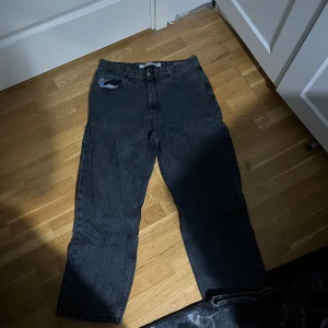 Polar 93 jeans  - Säljer ett par polar 93s pågrund av att jag har växt ur dem. De använda några gånger så de är fortfarande i bra skick. Nypris 1349kr