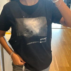 Svart t-shirt med tryck - Säljer en svart t-shirt med ett coolt tryck på framsidan. Trycket föreställer en cool blixt med texten 'lightning' under. T-shirten är i normal passform och har korta ärmar. Perfekt för vardagsbruk eller en avslappnad dag ute. Skön och bekväm att ha på sig! Kan bäras oversize eller normal storlek, passar alla!