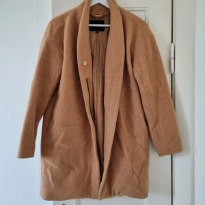 Brun kappa - Säljer denna mysiga kappa då jag har aldrig för många kappor 🙈 Den är i storlek XS, passar ändå mig som vanligtvis är i storlek S men känner dock att det stramar liiite i armhålorna. Den är medellång och slutar strax över mina knän (jag är 155 cm lång, kappan är ca 75 cm från axlar till nedredelen).