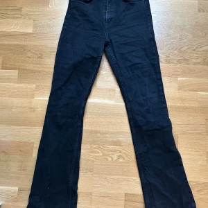 Jeans bootcut midwaist Zara - Fina jeans från Zara i midwaist med bootcut. 
