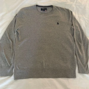 Polo tröja  - Säljer denna as feta polo tröjan på grund av att den har blivit för liten storleken är 14-16 (xs) passar dig som är mellan 160-170 tröjan ser ut att vara ny skick så passa på🔥🙌