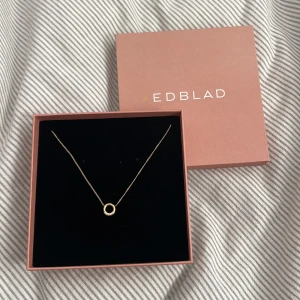 Edblad - Aldrig använd då jag har en dubblett av halsbandet