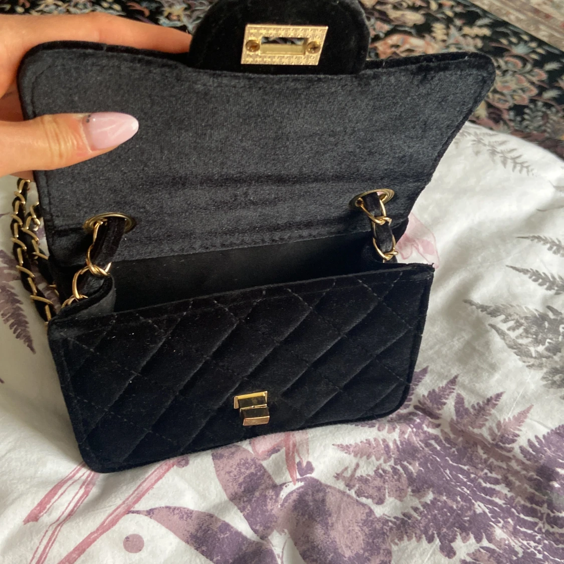 Svart quiltad axelväska med gulddetaljer - 90