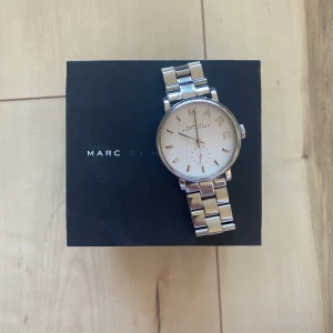 Marc Jacobs klocka silver  - I bra skick men batteriet behöver bytas. Nypris 2000kr.