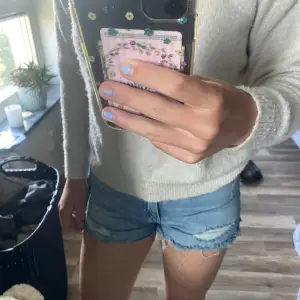 Jeansshorts i bra skick, använda fåtal gånger! Pris kan diskuteras 💕