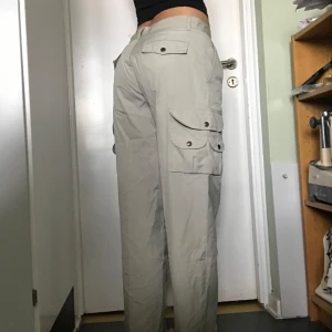 Cargobyxor - I fint skick förutom några slitningar✨