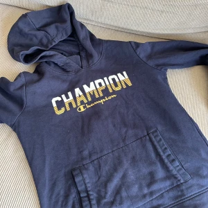 Champion hoodie  - Marinblå Champion hoodie. Använd några gånger men har inga fläckar, hål, skador eller andra defekter. Är i storlek M men skulle säga att den är lite mer ”slimad” i modellen, sitter mer som en S.