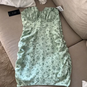 Grön klänning  - Oanvänd klänning ifrån nakd