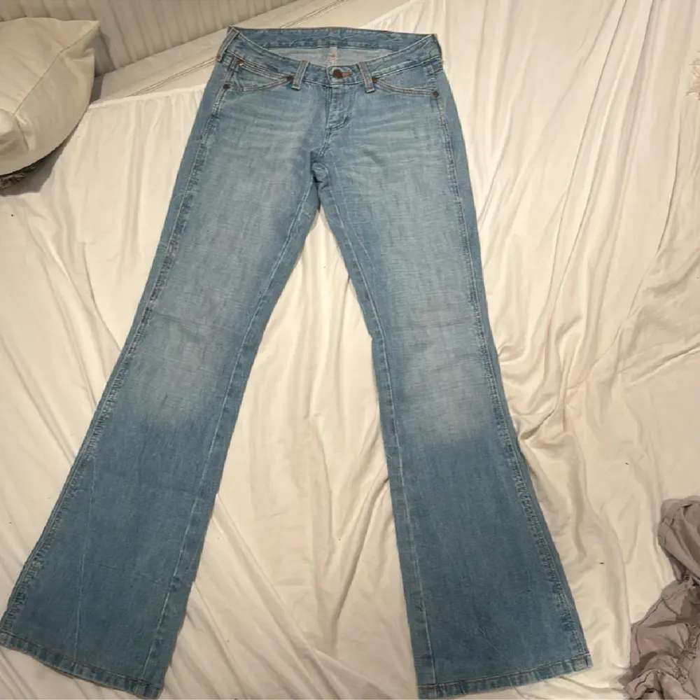 Så snygga lågmidjade bootcut jeans från Wrangler. Storlek W27 L34💗💗.. Jeans & Byxor.