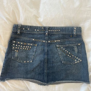 Jeans kjol!!❤️‍🔥 - Snygg jeans kjol men coola nitar!!❤️‍🔥😍sjukt cool❤️🤗