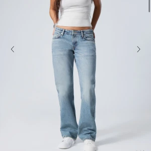 Weekday arrow low straight jeans - Ett par weekday jeans. Är osäkra om det är färgen på bilden men iaf liknande tror den hära färgen är slutsåld. Säljer pga ingen användning längre. Bra skick och fina jeans 