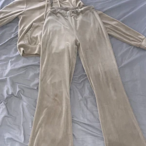 Velourdress! - Säljer ett beige sätt ifrån GinaTricot, byxorna i storlek XS och tröjan i storlek S, använt fåtal gånger. SÄLJS för 150kr!