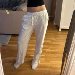 Lågmidjade linnebyxor  - Ganska bra skick men färgen kan ha blivit lite mörkare, köpte förra sommaren, är ca 170 som referens 🦋