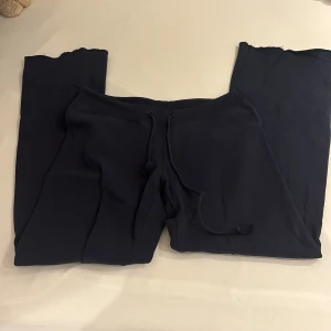 Low-rise Brandy Melville mjukisbyxor - Super söta, low-rise byxor från Brandy Melville (De är inte avklippta längst ner, det är modellen som är så). Om man vill ha någon extra information är det bara att kontakta mig så svarar jag!☺️