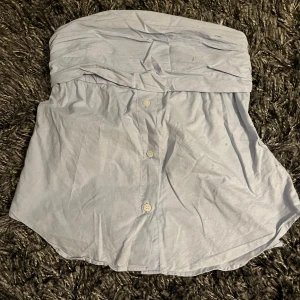 Zara topp - Ljusblå bandeu topp ifrån zara, jättefin men har några små fläckar vid nedre kanten men dom syns nästan inte när den är på🩷
