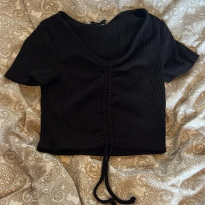 ribbad topp - ribbad top från newyorker, väldigt liten i storleken.