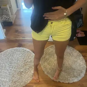 Gula Lågmidjade shorts 