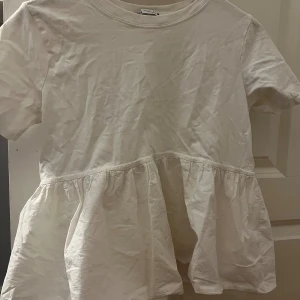 Volang t shirt - Vit volang T-shirt ifrån zara🩷