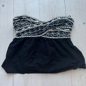 Tubtopp Zara - Så fin tubtopp från zara, knappt använd💗Säljer då den är för stor.
