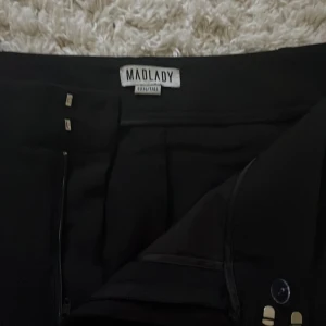 Kostymbyxor madlady  - kostymbyxor från madlady, sparsamt använda och fåtal använda med. Storlek 36 tall men sitter bra i längden på mig som är 173-175. Säljer pga de är för stora och sitter inte som jag vill. rak modell 