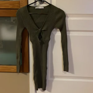Tight klänning - Tight stickad klänning från Bershka❤️❤️ Jättefin på men är tyvärr lite liten för mig🫶🏽Storlek M😍