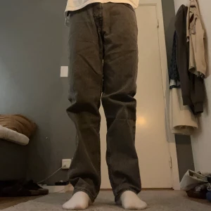 Sweet sktbs jeans - Baggy jeans från sweet sktbs i storlek w29 Använda men inte så slitna