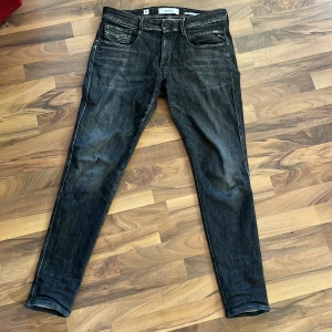 Super Slim Fit Bronny Replay Jeans - Tjena! Nu säljer jag dessa riktigt schyssta gråa replay jeans då dem är för små, skicket är bra och nypris på dessa är runt 1500kr