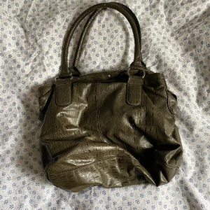 Grön väsla - Säljer denna snygga unika väska💕 perfekt till skolan, får plats med en dator och böcker, den har defekter så skriv för mer info💕