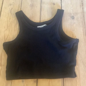 Svart linne från lager 157 säljs för 19kr - Svart linne från lager 157 i storlek xs säljs för 19kr, knappt använd och perfekt nu inför sommaren!!