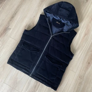 Stenströms väst - Säljer en Stenströms väst!  Västen är i ett fint skick utan skador!  Storlek L men sitter mer som en M!  Hör gärna av dig om du har frågor! 