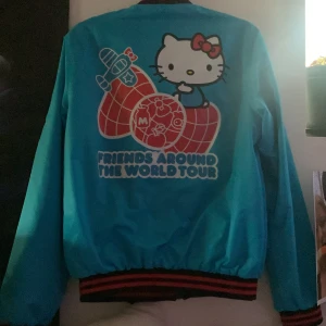 Hello kitty bomberjacka  - Jätte söt bomberjacka köpt i USA. Aldrig använd och super söt! Den är inte jätte varm meen håller mot regn och vind. Säljer då den inte kommer till användning och är lite för stor.💕