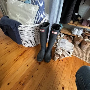 Hunter stövlar  - Dom är lite dammiga men går att skölja av. Storlek 37🌸🌸