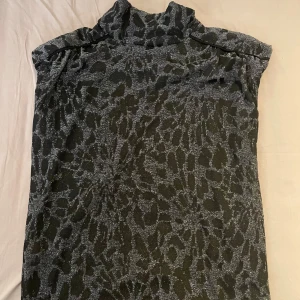 Linne - Snyggt silvrigt linne, storlek s vanlig passform. Inga tecken på slitage, från soaked 